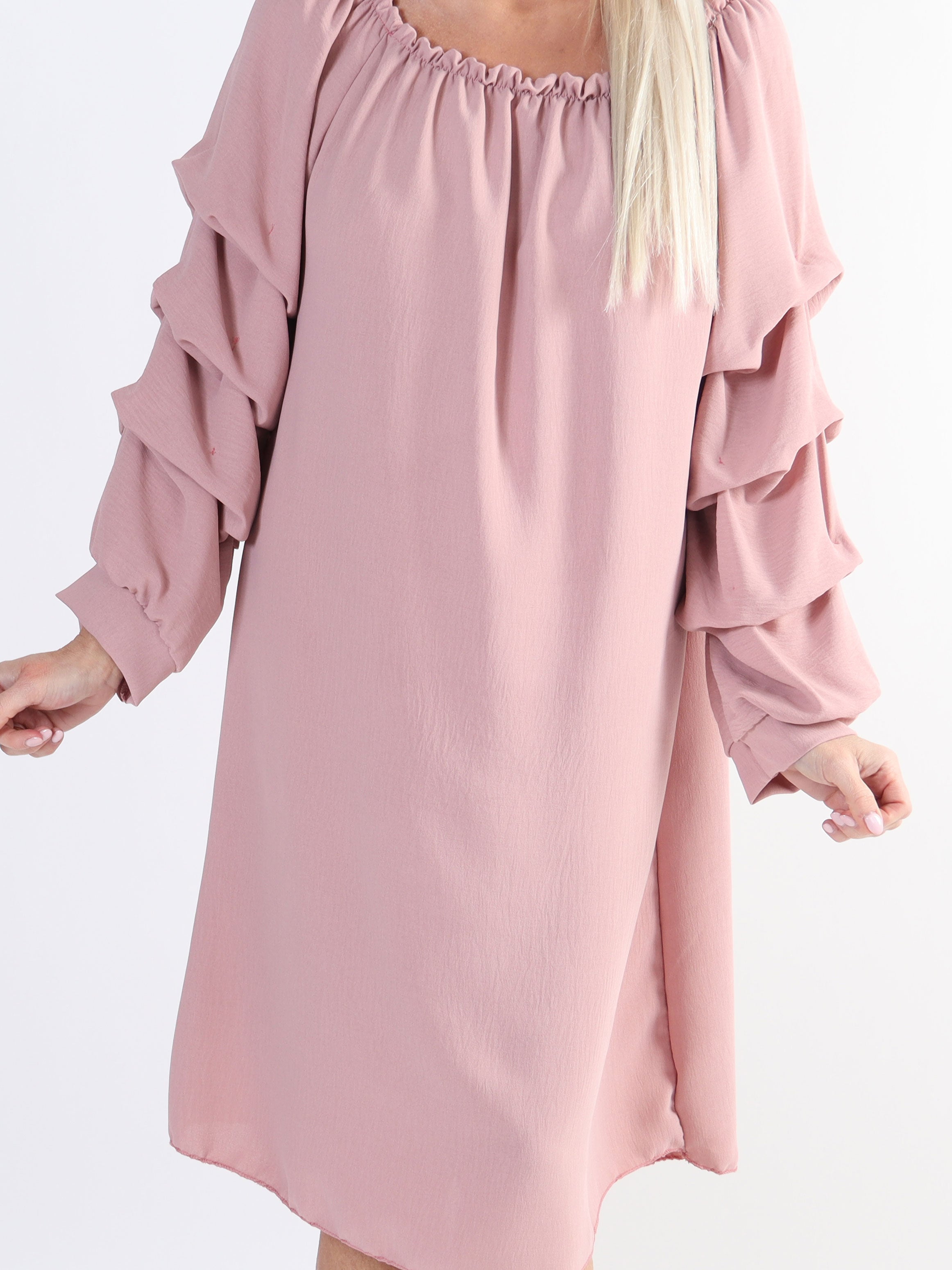 Joanna - Klänning i viskos med rynkad ärm i stora storlekar